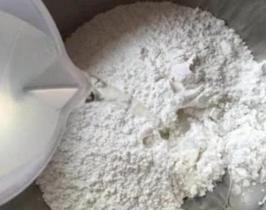 在家做发糕时，别只懂放酵母，多加一勺“它”，更蓬松更香甜！