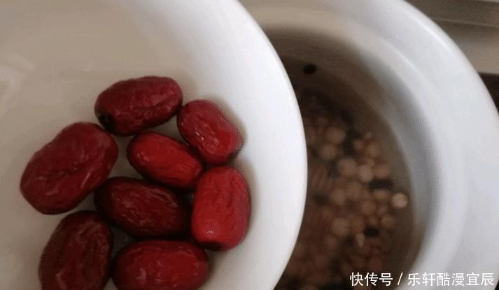 红豆杂粮粥|女生经常熬夜别忘多喝这粥,这几样补血的食材熬一锅,滋补又养发