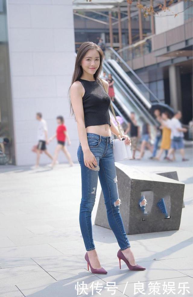 简单时髦穿出青春迷人，笑容宛如皎洁的月光