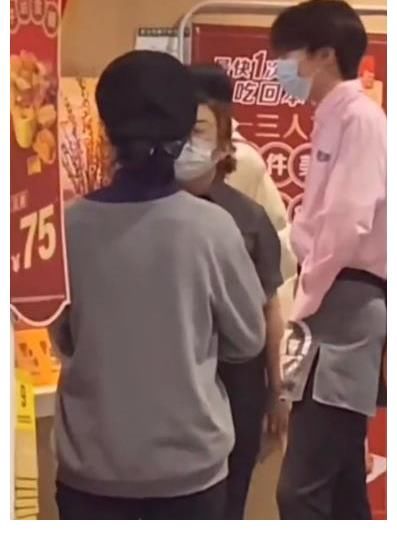 刘耀文|TNT录新团综？宋亚轩体验奶茶店员工，刘耀文当服务员照顾小朋友