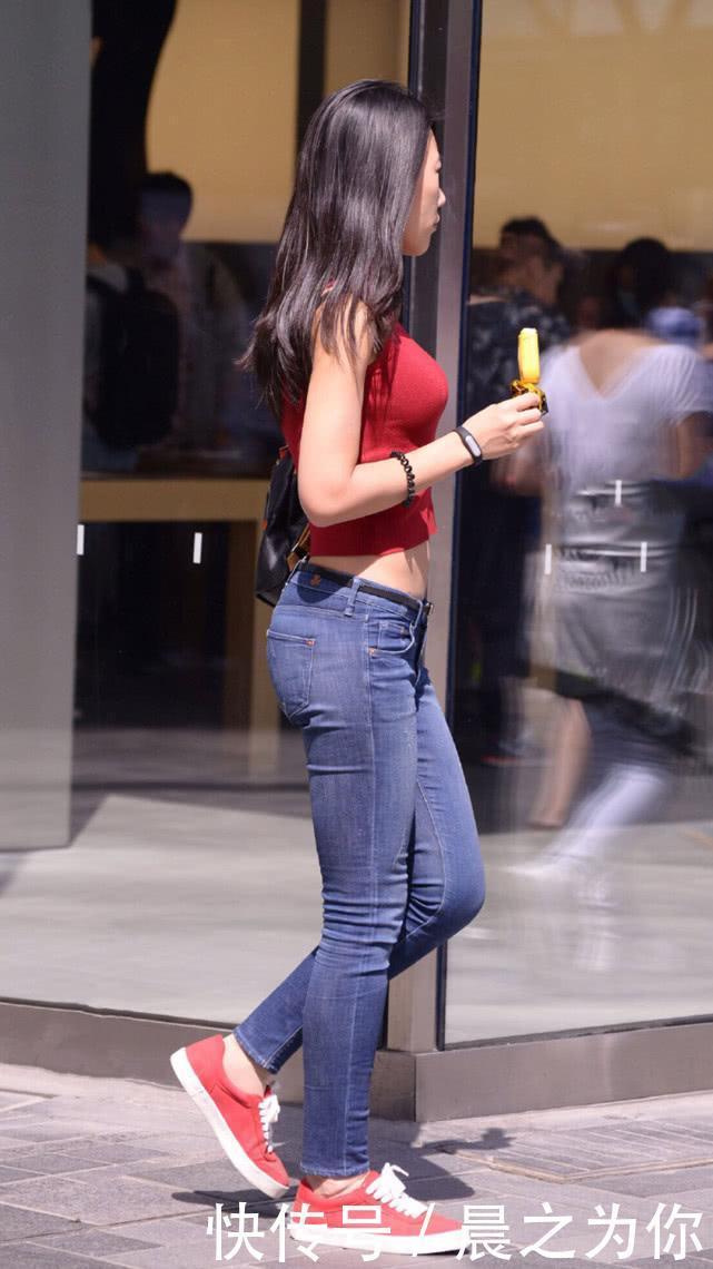 街拍美女:气质辣妈红衣牛仔清爽出街,简约又大方,尽显女人味