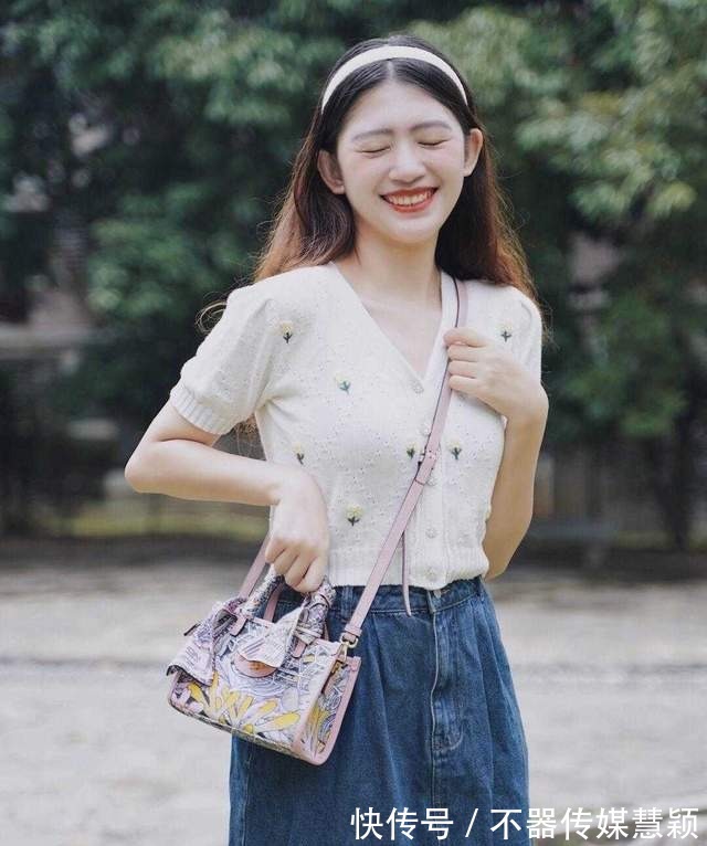 气场|精致的女人自带气场，针织衫配半身裙，女人30岁一样可以很高级