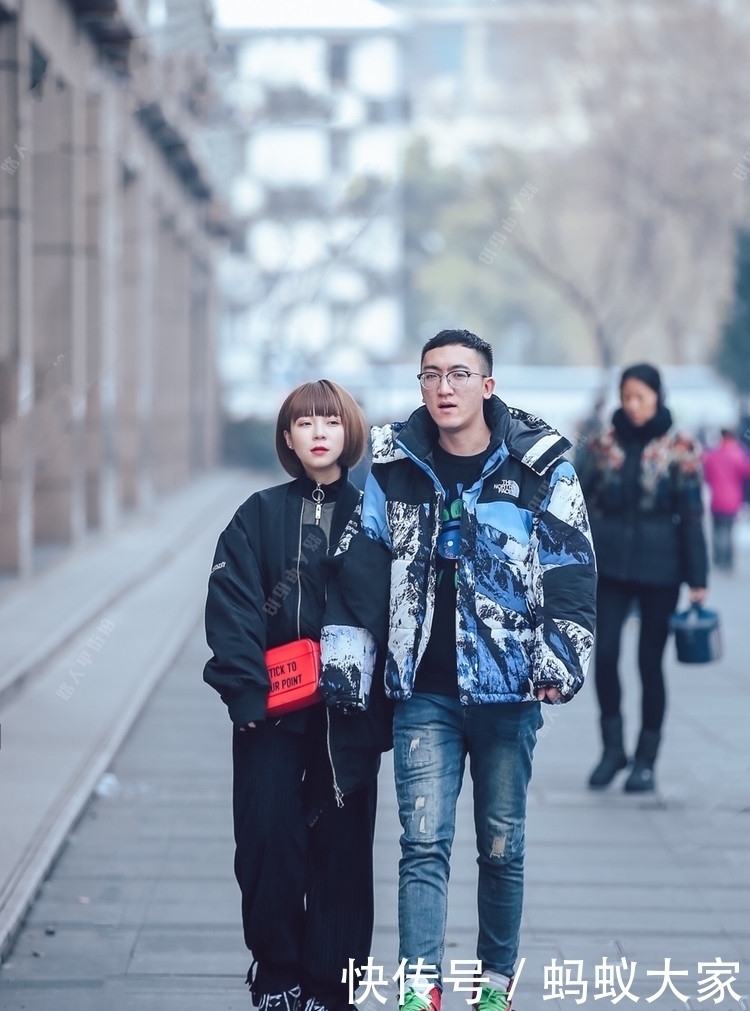 好看|街拍:美女有一对小虎牙,笑得真好看,充满灵动俏皮的感觉!