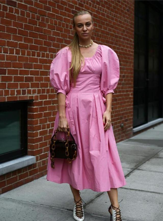 女人上了年纪，穿衣打扮尽量避免这4种“老龄色”，显老还掉档次