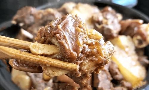 萝卜|冬天,少吃猪肉多吃它,简单一焖,汤鲜肉嫩,天冷吃一碗全身暖和