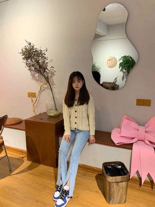 烟管裤|秋天怎么显高?风衣搭配直筒裤子,没想到效果这么好,又飒又美