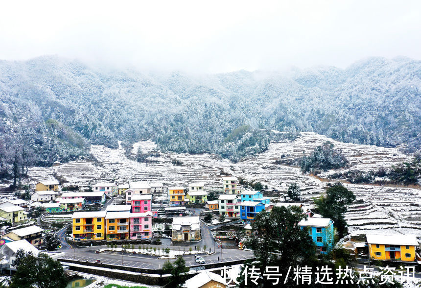 江西乐安：“彩绘村”雪景如画