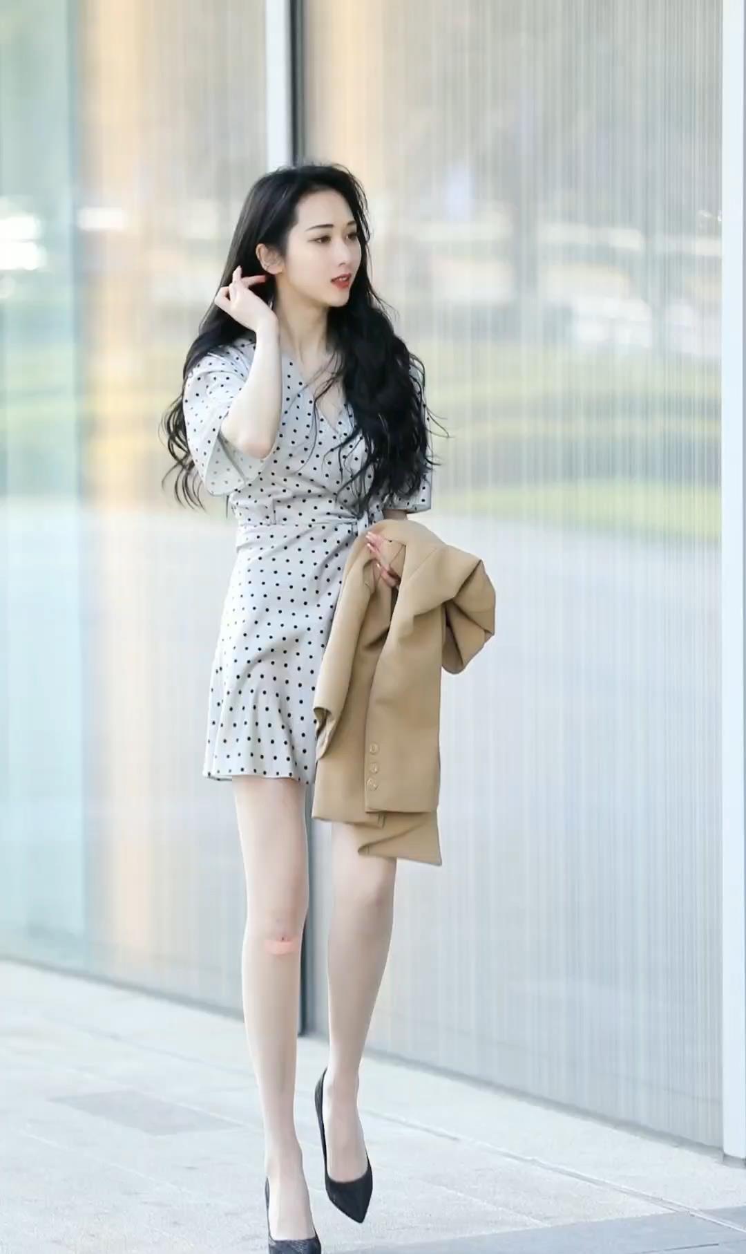 路遇甜美波点裙少女，优雅搭配驼色风衣，尽显迷人魅力