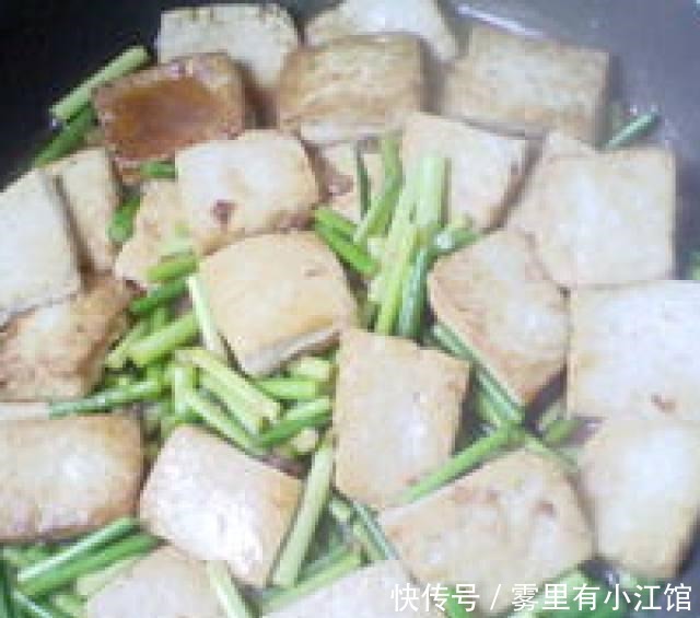 普通的家常蒜苗烧豆腐,做法很简单,味道很不错!