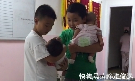 抱娃|俩男孩交流带娃经验,抱娃动作非常娴熟,像极了公园遛娃的大娘
