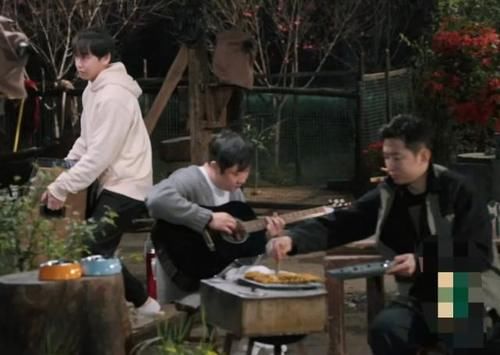 黃磊|張藝興在蘑菇屋第一次掌勺，何炅頻頻點(diǎn)頭認(rèn)可，不料金靖卻露餡了