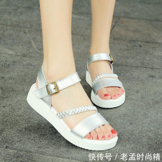 最适合与闺蜜小聚约会的6款简约百搭凉鞋