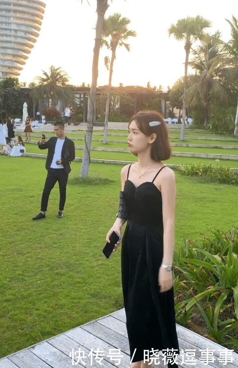 户外穿着吊带连衣裙的美女,嘟嘴的样子太可爱