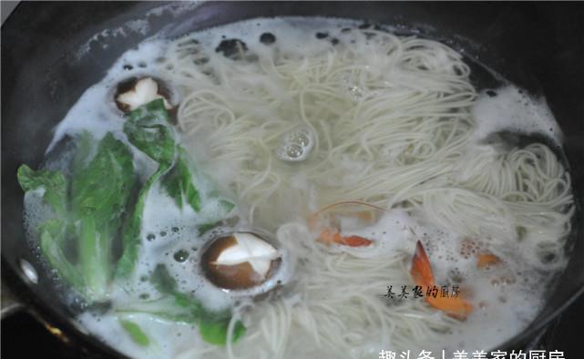 秋天吃早餐,迷上了此款!汤汁鲜浓,面条油润,做法超简单!