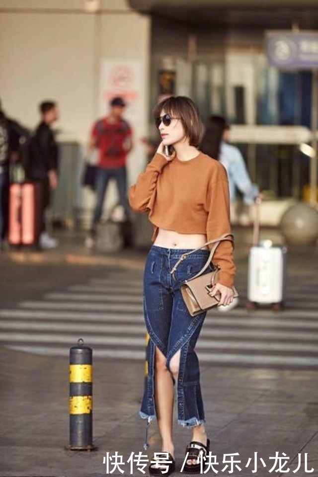 时尚穿搭,小姐姐身上穿的这件针织衫,还带有一丝的小性感