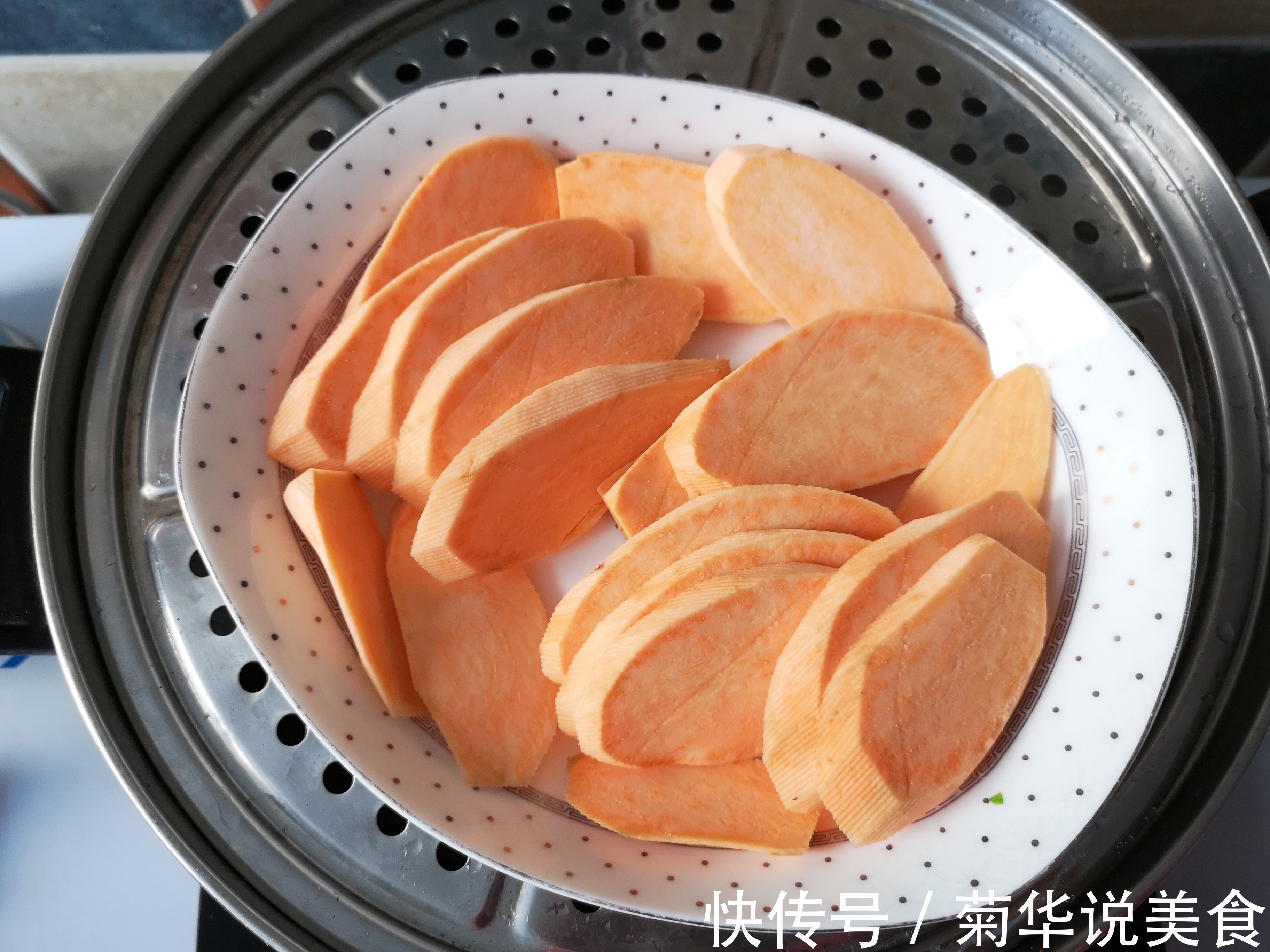 红薯别再烤着吃了,加上面粉,筷子一搅,做出松软好吃的发糕