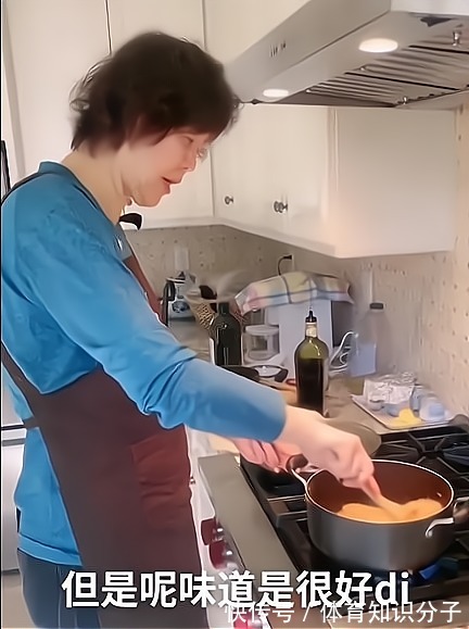 主帅|郎平化身大厨做美食!女排主帅这手艺真不错,满满一桌子挺诱人