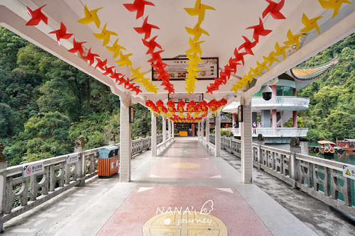 岭南四大名山之一，风景秀丽，顶有一湖终年翠绿如宝石