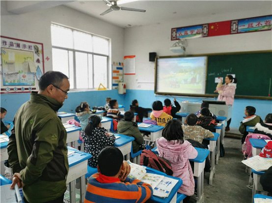 把握|通道：定点帮扶助学校教学质量提升整体把握促进教师教学水平提高