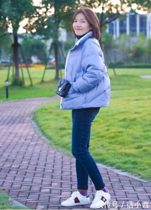 牛仔裤|“羽绒服+牛仔裤”=秋冬洋气搭配,兼具时髦和保暖,太高级了!