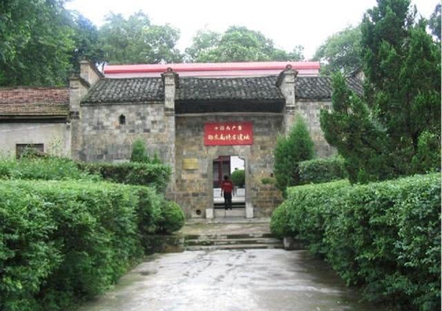 老太婆|她是双枪老太婆原型,隐姓埋名做清洁工,30多年后才得知身份