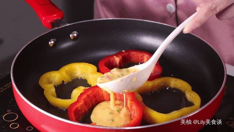  过瘾|教你一个鸡蛋饼创新吃法，早餐孩子一餐能吃4块，特别香特别过瘾