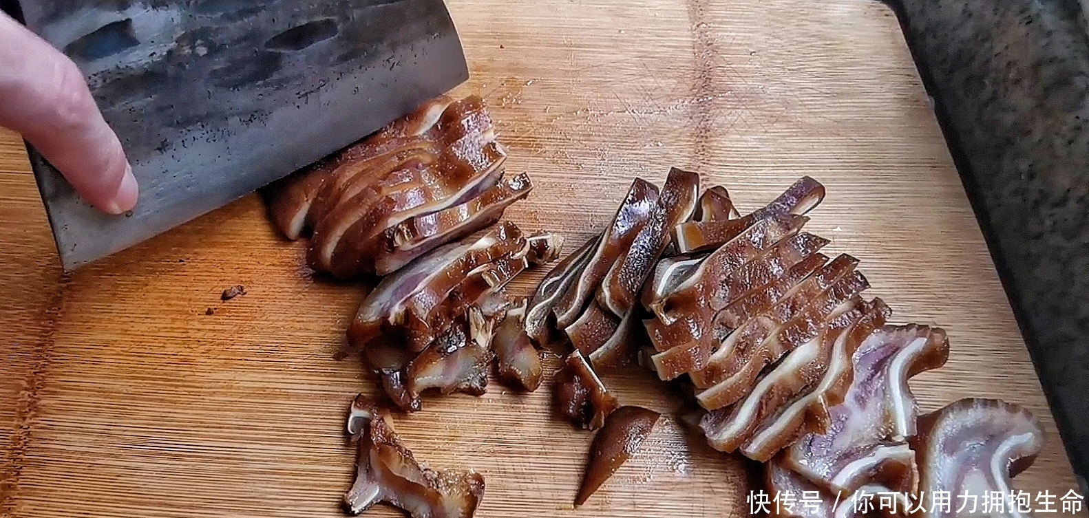 广西人最爱的下酒菜,凉拌猪耳朵,麻辣脆口又下饭,一大盘不够吃