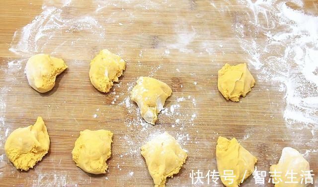 南瓜里打2个鸡蛋，竟然这么好吃教你10分钟快速搞定全家早餐