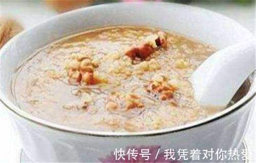 脸色|核桃搭配此物一起吃，补血养颜，脸色红润，皱纹少了，秀发更乌黑