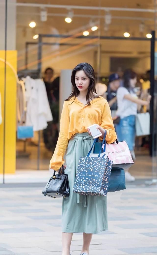 街拍运动型美女就是不一样，气质非凡，曲线迷人