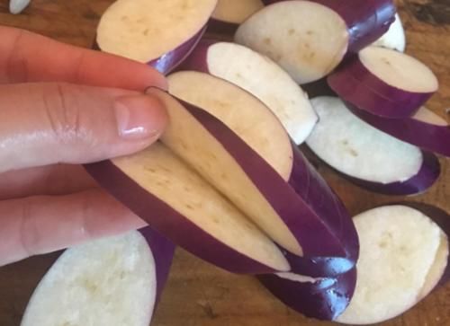 炸茄盒调糊很关键，不要只用水和面粉，教你正确做法，不脱糊很酥脆