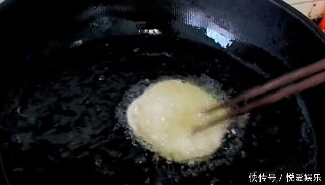 想吃这面食不用买,在家也能做大厨,不蒸不烙,10秒出锅个个空心