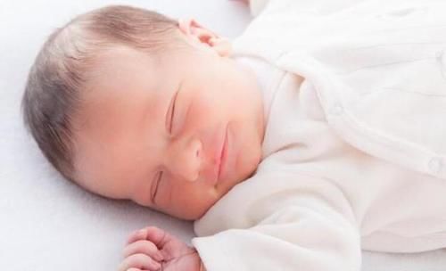睡姿|宝宝的“睡姿”不仅能暗示性格,李玫瑾:这2种睡姿的宝宝智商高