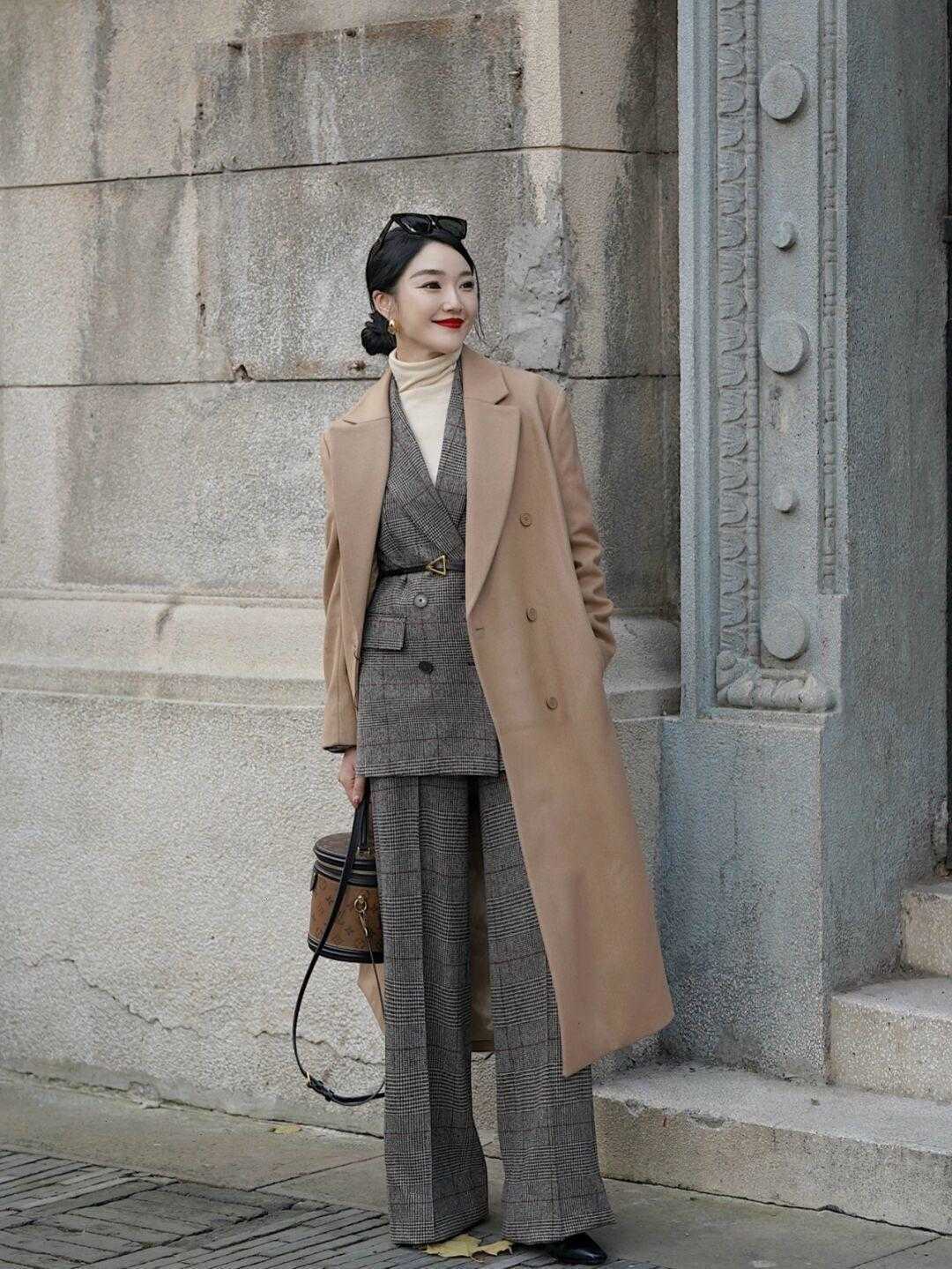 冬天 冬天不想穿羽绒服怎么办?试试毛呢大衣+西装,提升气质又保暖!