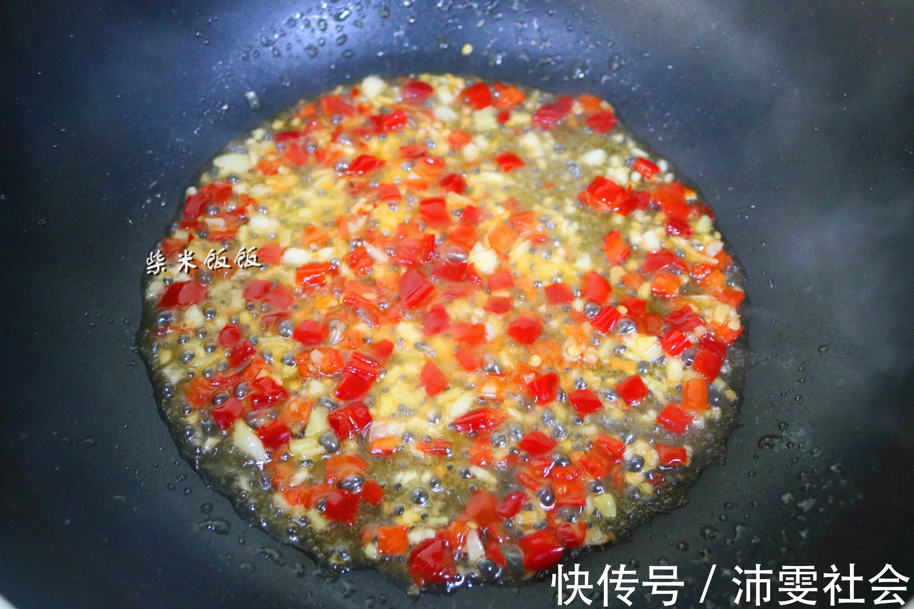 搭配|金针菇，我喜欢这个吃法！煮一煮特别鲜，搭配米饭，连汤汁也不剩