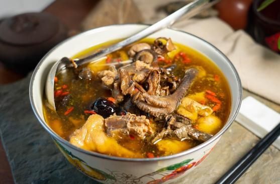 杀鸡时，鸡肚子里有一大块“黄油”，是丢掉还是吃进去？涨知识了