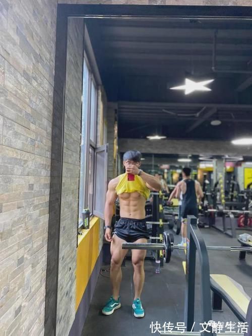 学生时代|22岁“小鲜肉”脱衣秀身材,白巧克力腹肌有点可!