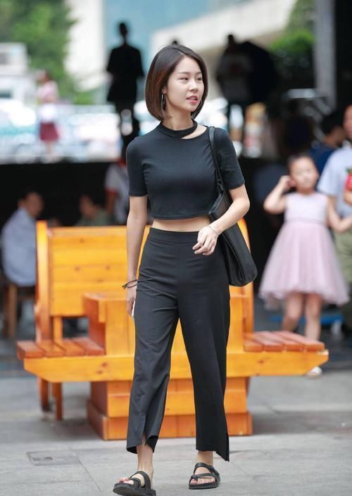 没有比你更会“省事”的,上班就穿这样一双鞋,不怕领导批评吗