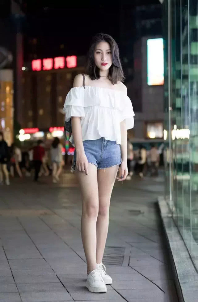 笑容|街拍:小美女身穿针织裙,修长的身材,笑容甜美又好看