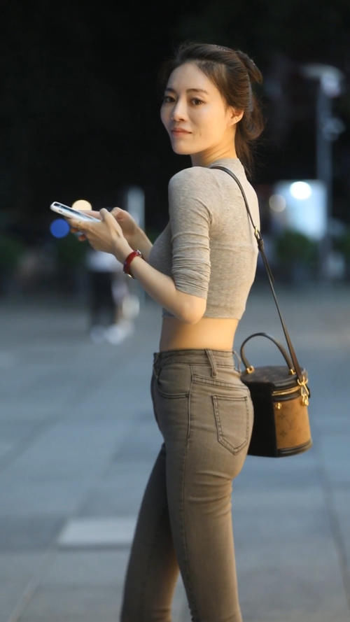  气质|街拍气质型的小姐姐，简约高腰上衣搭配休闲鞋，穿出满满运动风