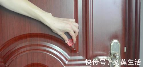 出门总是忘记带钥匙，只需一个塑料瓶盖，轻松解决大烦恼，学学吧