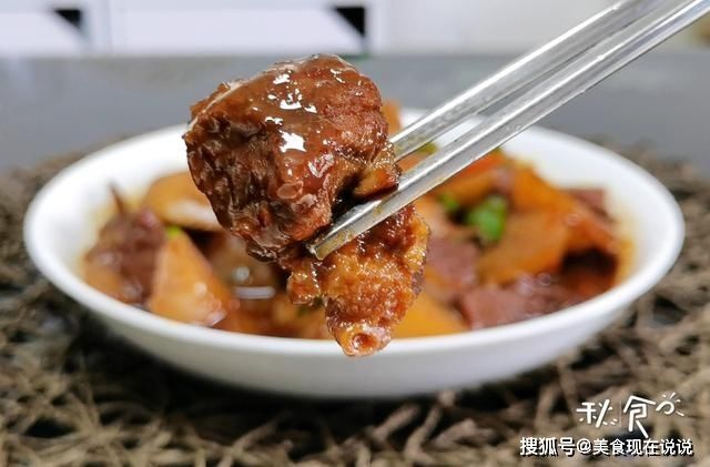 红烧牛肉怎么做，才能肉嫩、汤鲜？这2种料记得加，牛肉又嫩又香