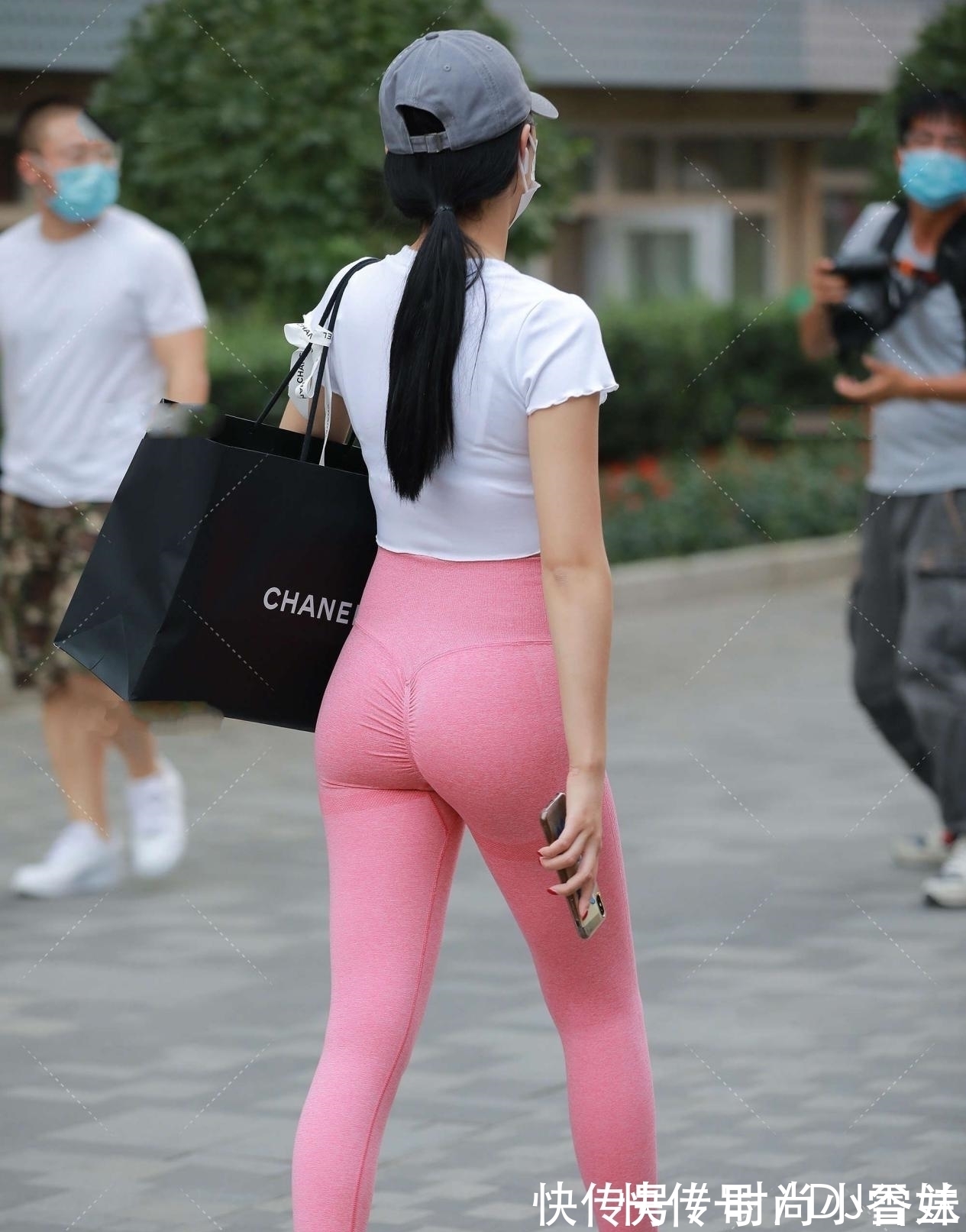 甜美可爱 白色大领口上衣,显脖颈修长,搭配粉色健美裤,更显甜美可爱