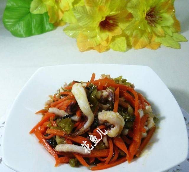 炒胡萝卜简单可口，都是在餐馆里做的，一眼就好吃了