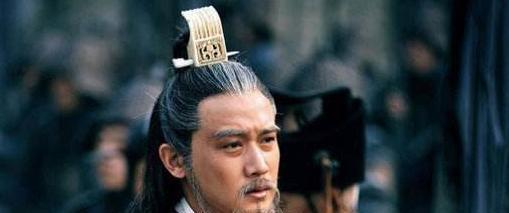 火箭|诸葛亮草船借箭时，曹操为何不敢放火箭鲁肃孔明早已看透！