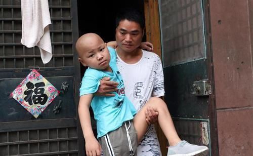 当成普通人|7岁双胞胎出生后从未穿过衣服,民警上门询问,宝妈含泪说出原因