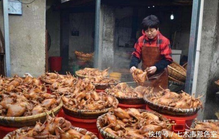 大娘|大娘卖“老手艺”小吃,20元一只,吆喝都不用,半天能卖上千只