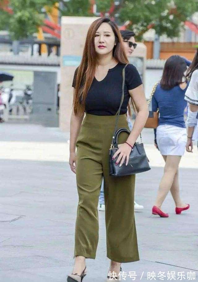 蕾丝 单肩印花上衣搭配黑色包臀裙,时髦好看又清爽凉快,很有性感魅力