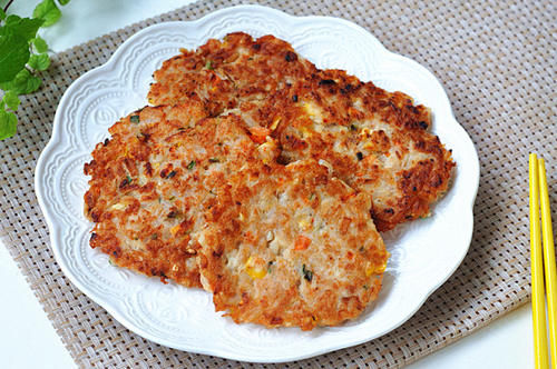 做成好吃的早餐饼,荤素搭配,糯米含有蛋白质,用筷子能挑起就可以了