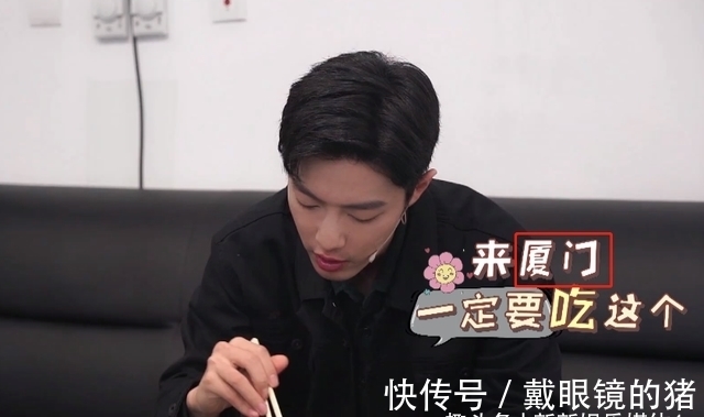 可愛|肖戰(zhàn)再錄吃播視頻，點(diǎn)贊已破200萬(wàn)，看到烤蝎子表情太可愛